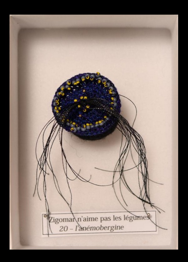 « ZAPL20 – l’anémobergine » Crochet, broderie perles Olivia Ferrand 11/2020 80 €